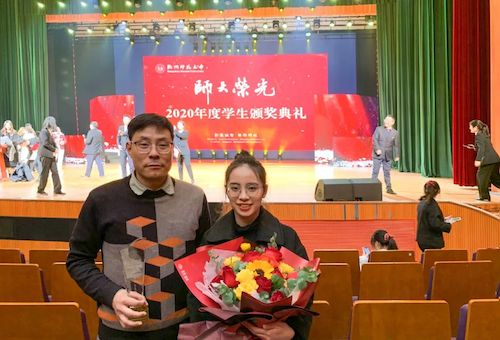 05麻豆视频
优秀研究生指导教师颁奖典礼上宋永利和研究生合影